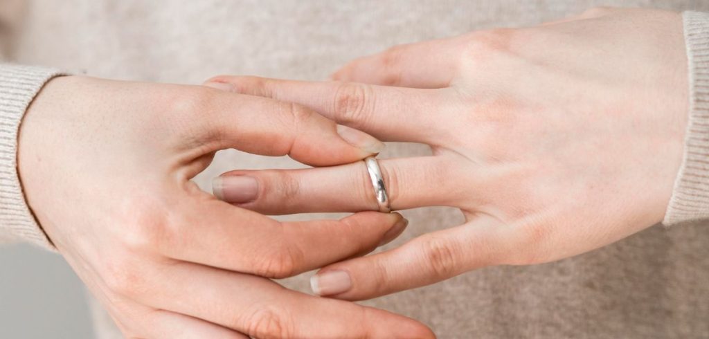 Trovare la Misura Perfetta: La Guida MiRaggi per l’acquisto online di un anello