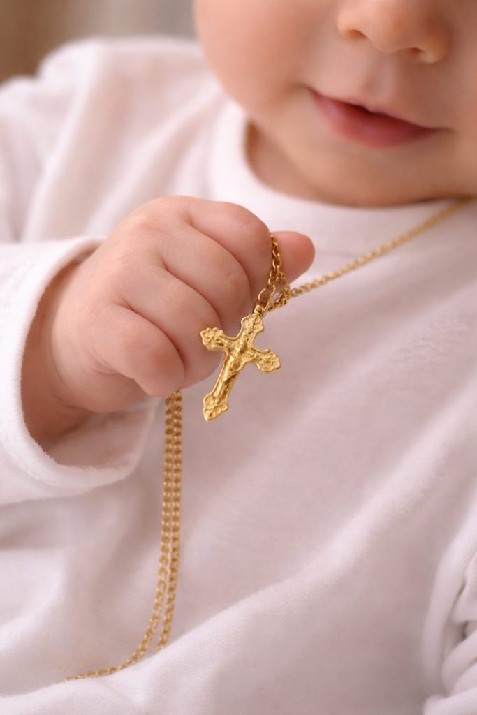 Catenina Battesimo maschietto: croce o medaglia? Come scegliere Battesimo maschietto