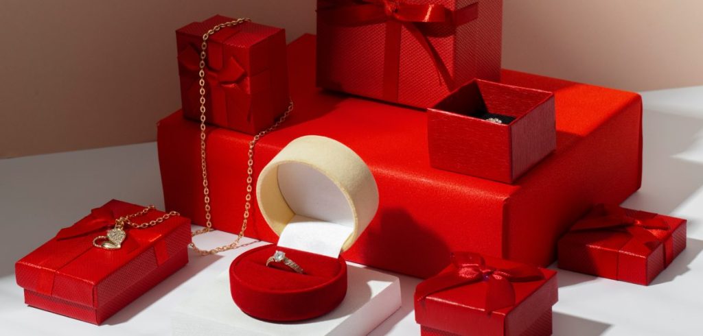 Anello, collana o bracciale? Cosa regalare a San Valentino (senza sbagliare) San Valentino Cosa scegliere