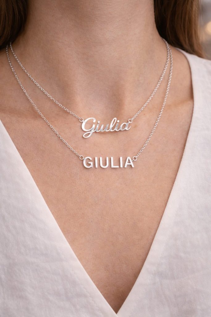 Collana con nome: corsivo o stampatello? Pro/contro + stile (con guida pratica) corsivo vs stampatello collana con nome
